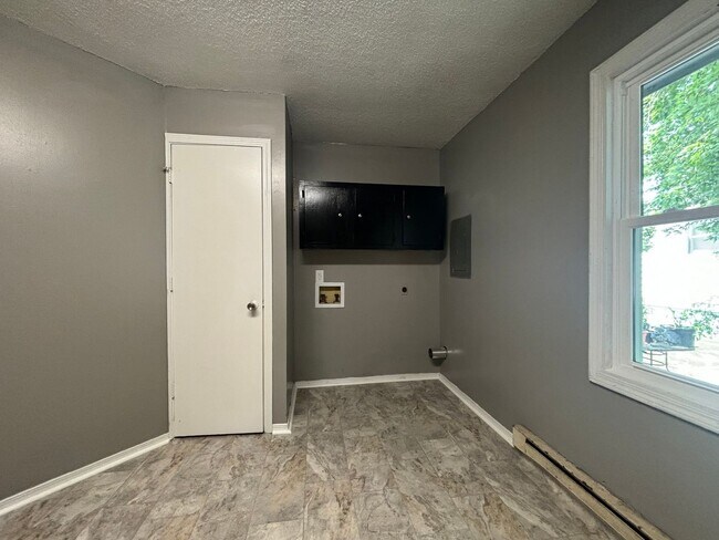 Foto del edificio - Remodeled 2 bedroom 1 bath duplex