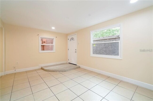 Building Photo - 445 Shine Ave