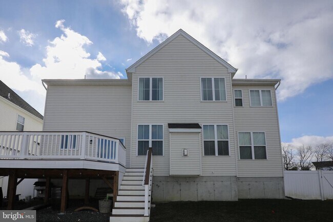 Building Photo - 601 Bainbridge Dr