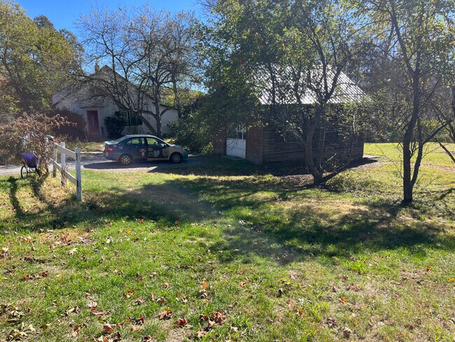 Foto del edificio - 1087 N Hoosac Rd