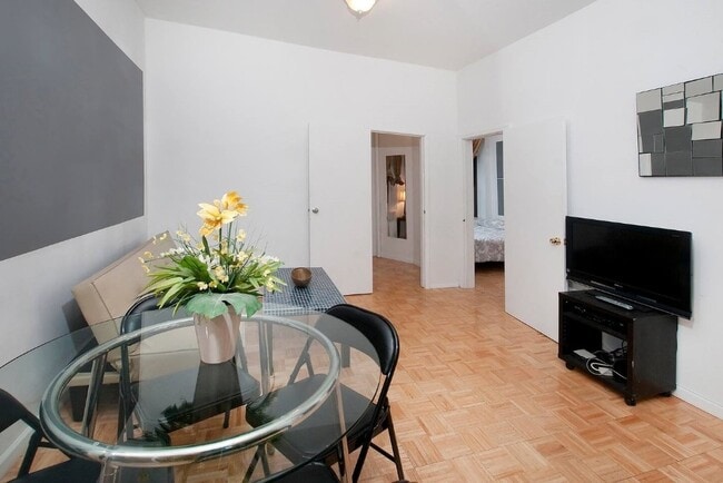 Building Photo - 2 BEDROOM GREAT APT!!!