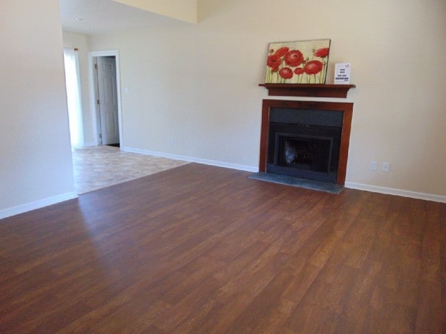 Foto del edificio - 331 McCotter Blvd