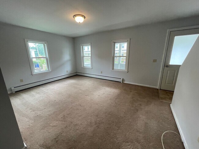 Foto del edificio - Spacious, two-story 3-bedroom apartment in Adams!