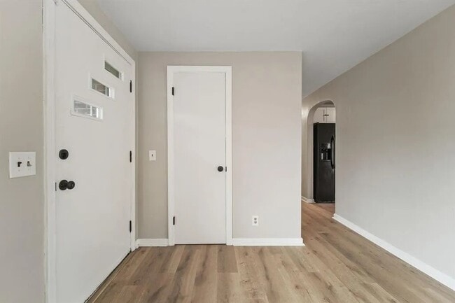 Building Photo - 13 Brookside Ave W