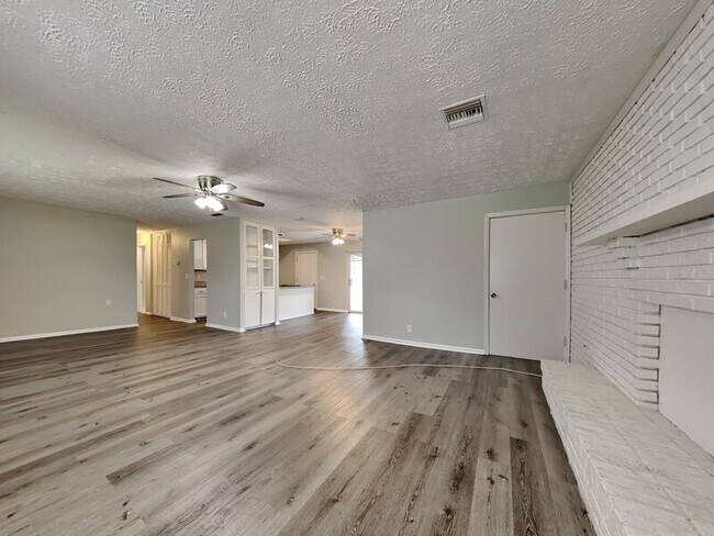 Foto del edificio - 7632 Hillside Dr
