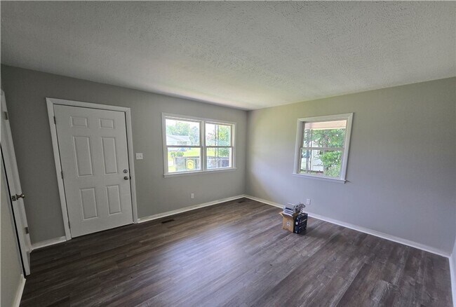 Building Photo - 303 Cartwright Dr
