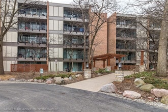 Building Photo - 5900 Oakwood Dr