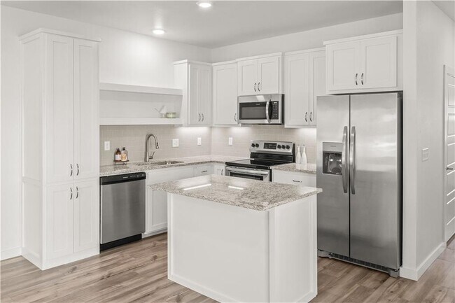 Building Photo - 577 W Pickens Rd