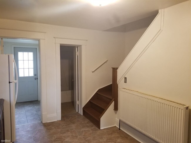 Building Photo - 2 br, 1 bath Duplex - 518 W 6th St  Side b...