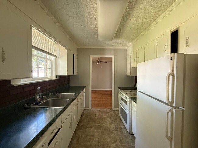 Foto del edificio - Pet-Friendly 2-Bedroom Home with Fenced Yard and Parking in Nashville, TN