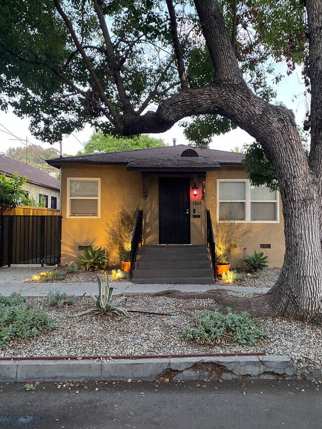 Building Photo - 1232 Manzanita St