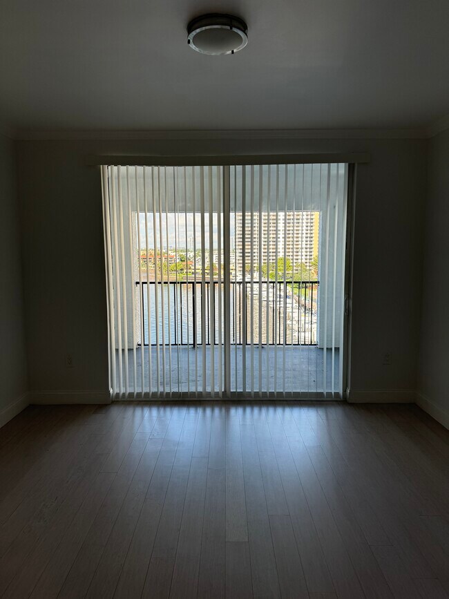 Foto del edificio - 17150 N Bay Rd