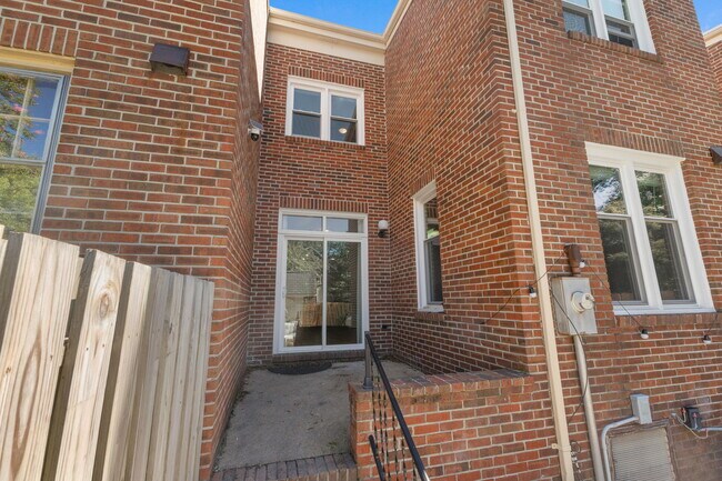 Foto del edificio - 435 W Princess Anne Rd