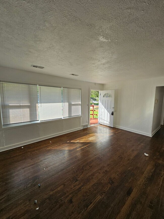 Building Photo - 4 bedroom 2 bath, must see inside!