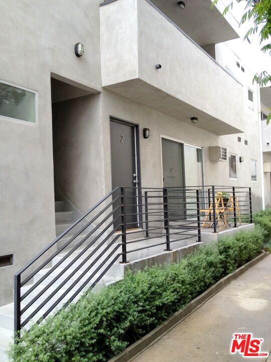 Foto del edificio - 8233 Blackburn Ave