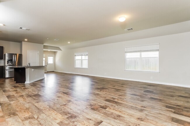 Foto del edificio - First time rental-4 Bedrooms- 11 miles fro...