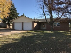 Building Photo - 440 E Carson Ln