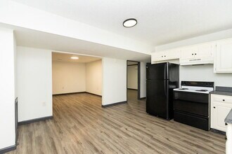 Building Photo - 6923 Greenway Dr
