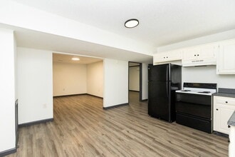 Building Photo - 6923 Greenway Dr