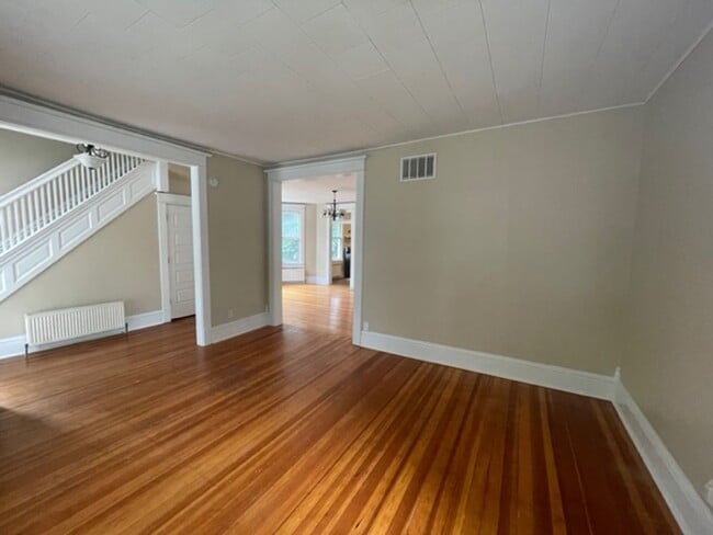 Foto del edificio - Large 3 Bedroom W/Basement and Garage Avai...