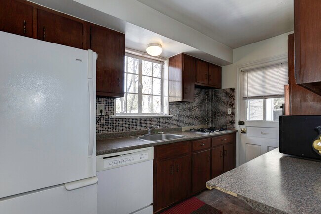 Foto del edificio - 4409 Maple Ave