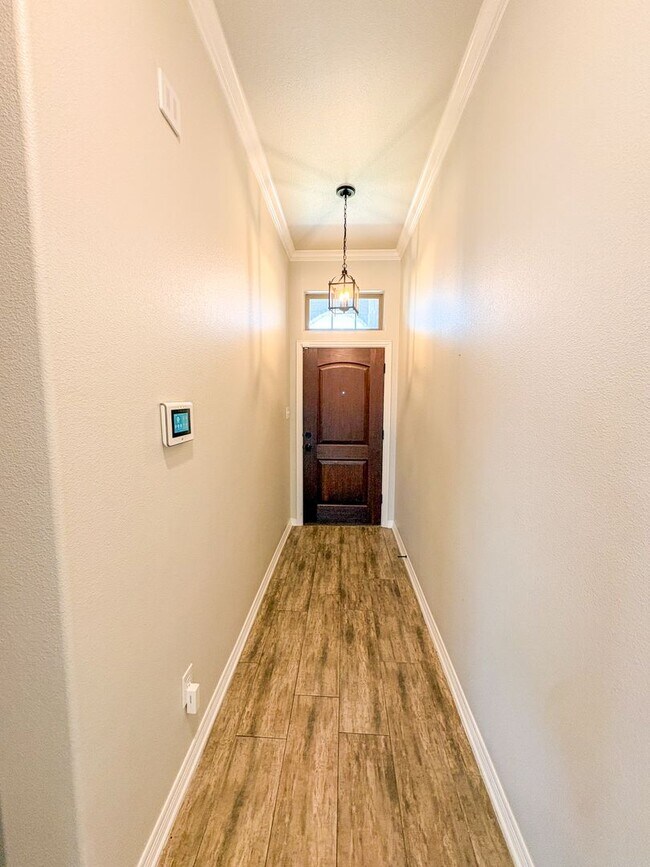 Foto del edificio - 701 Juniper Dr