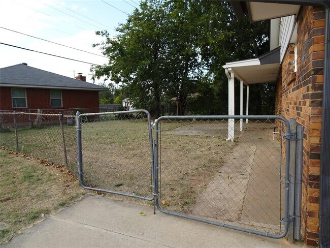 Building Photo - 2305 Maple Dr
