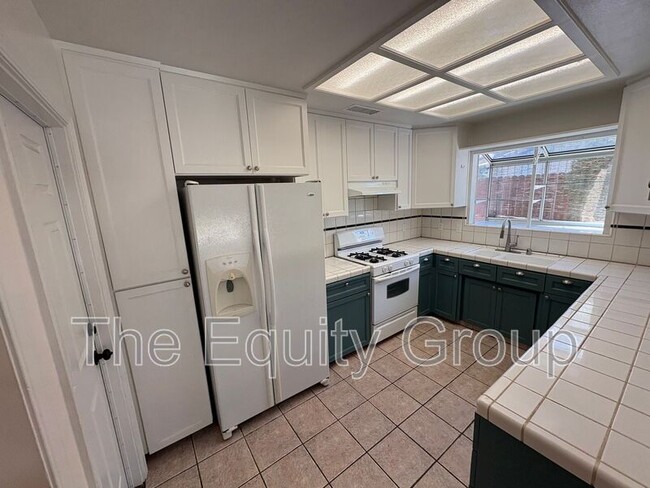 Building Photo - 519 N Aspen St
