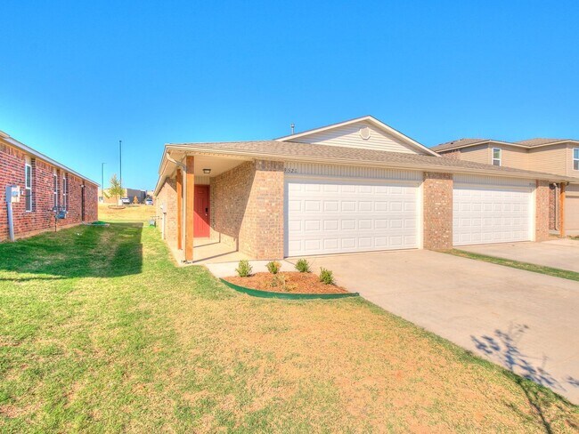 Foto del edificio - Back-to-School Rush & Save $250 on Your First Month’s Rent! | 3-bed, 2-bath Duplex in Redstone Ranch