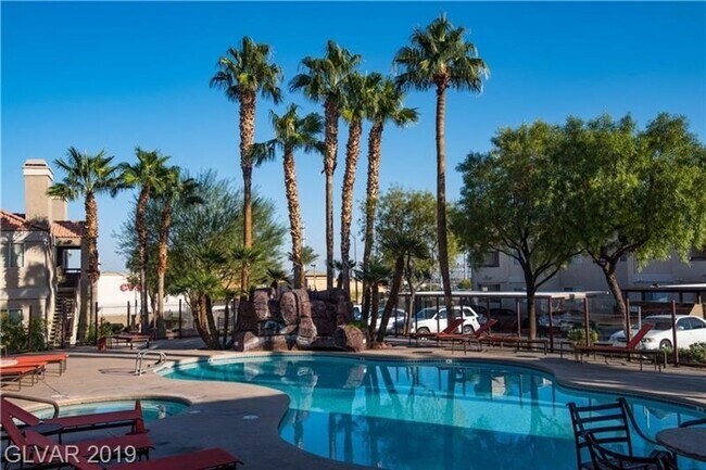 Foto del edificio - Beautiful Condo in a Gated Community Near ...