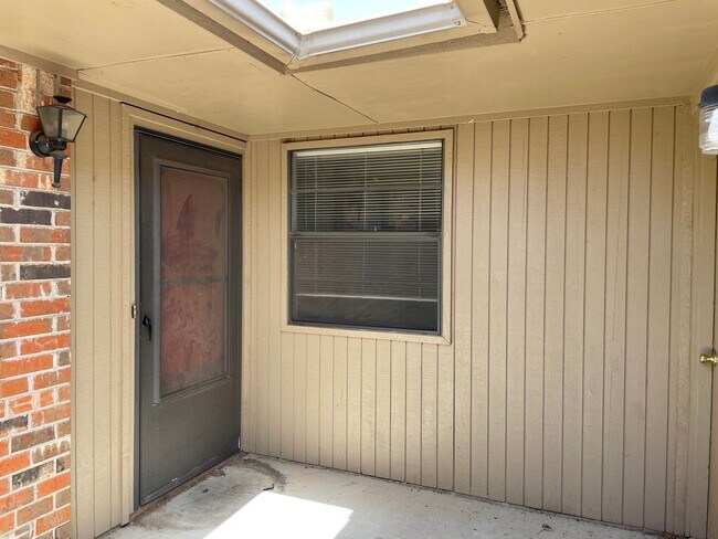 Building Photo - Large 2 Bed 2 Bath Duplex In NW OKC