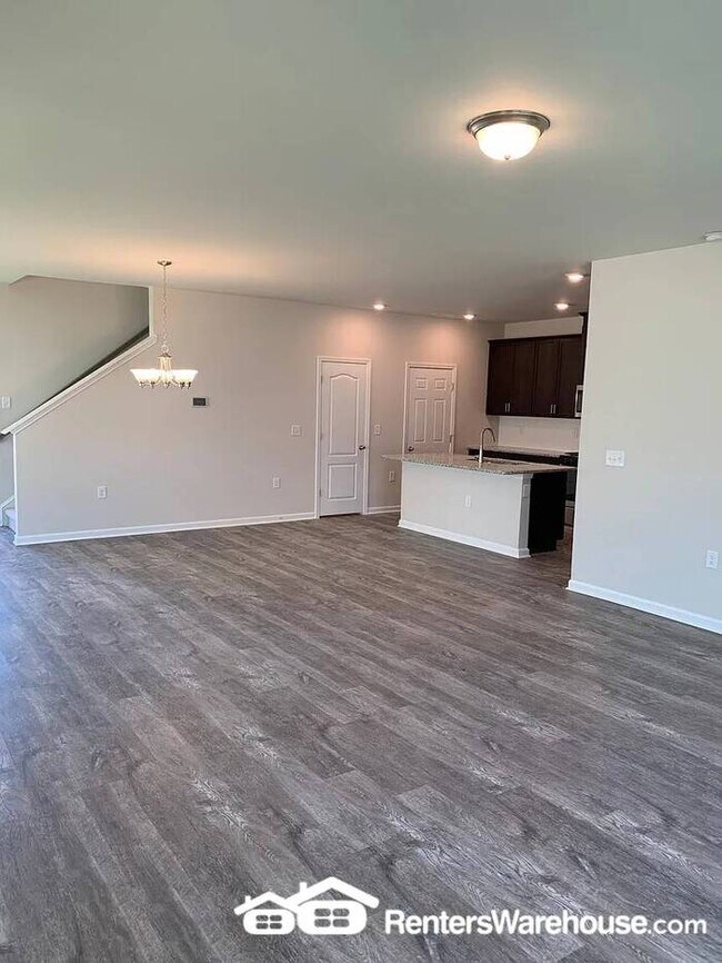Foto del edificio - Spacious 4-bedroom home with large loft! A...