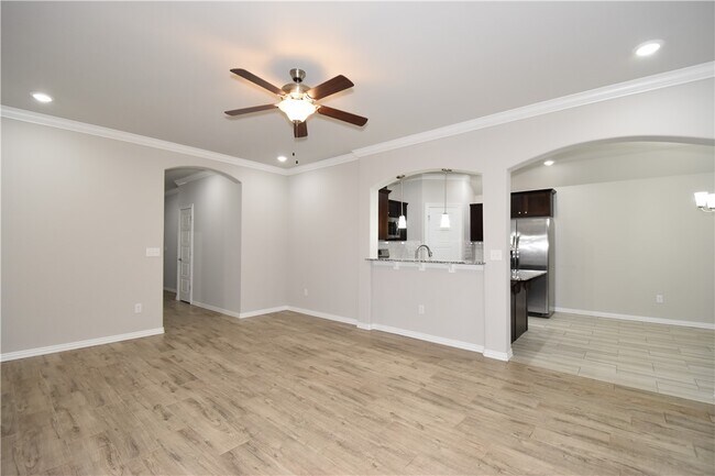 Building Photo - 931 Lakeview Dr