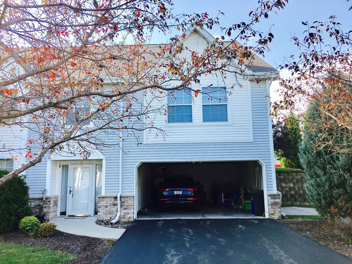 355 Lindsay Ln Unit N/A, Brookfield, WI 53045 Condo for Rent in