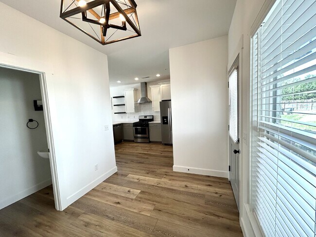 Foto del edificio - Stylish Condo: 2 Beds, Cozy Fireplace & Mo...