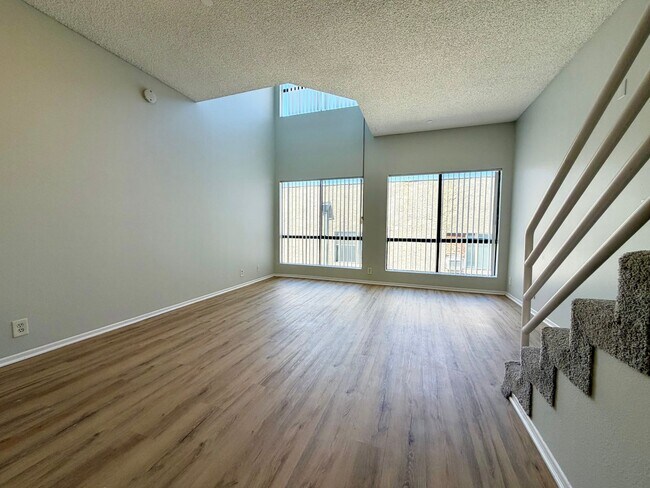 Interior Photo - 747 Gayley Ave