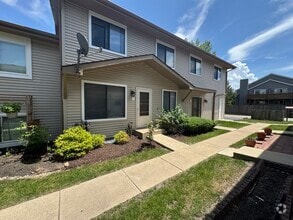 Building Photo - 29W529 Winchester Cir S Unit 2