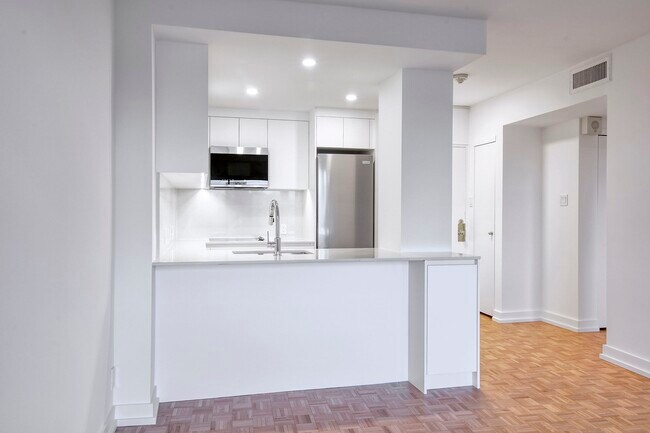 Building Photo - 3555 Chem. de la Côte-des-Neiges
