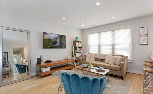 TV and internet hook up ready - 1516 K St SE