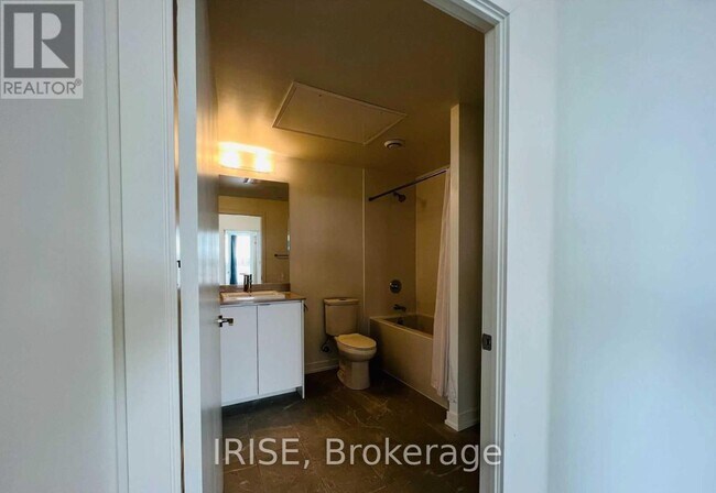 Building Photo - 55 Duke St W