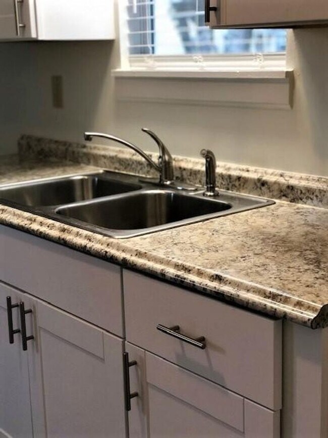 Building Photo - Renovated 2BR / 1BA Bearden Area Cottage!