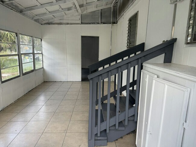 Building Photo - 44 Circle Dr