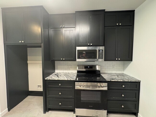 Foto del edificio - Newly remodeled - 4 bed 2 bath 3 car garage