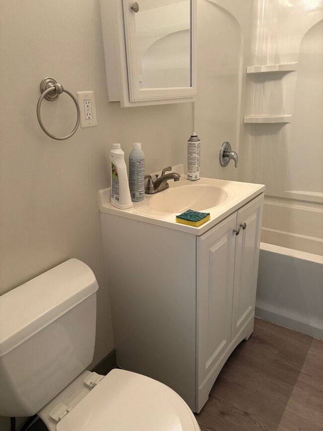 Building Photo - Spacious 2 Bedroom Townhouse