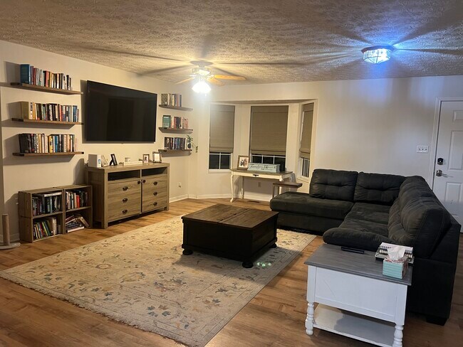 Foto del edificio - 1126 Willow Creek Cir