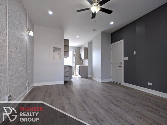 Building Photo - 7624 N Eastlake Ter