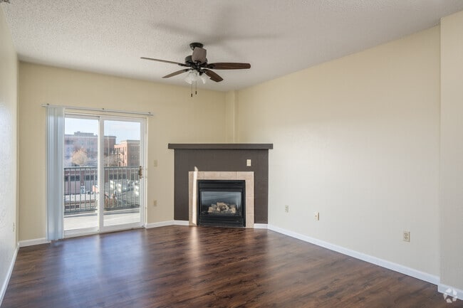 1BR,1BA - 704SF - Sala de estar - Cameron Park