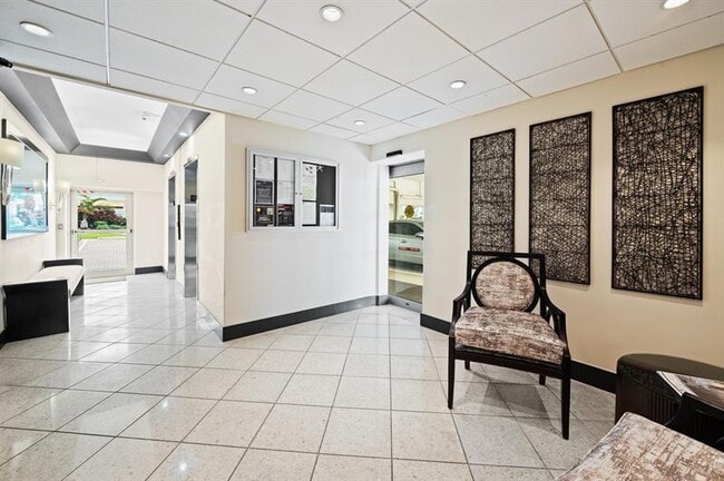 Building Photo - 1050 Hillsboro Mile