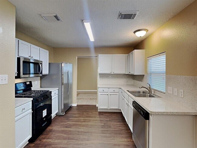 Building Photo - 2114 Oakwell Ln