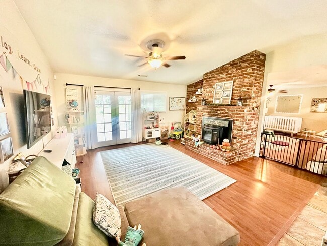 Building Photo - Gorgeous 4/3 Country Estate with 2000sf Barn